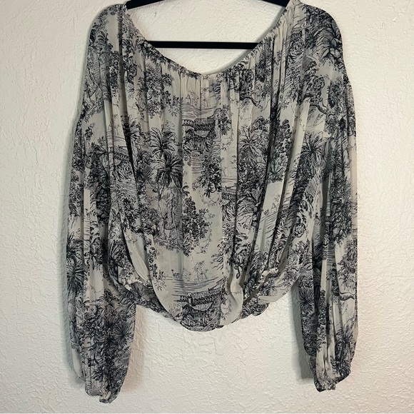 VICI | Off the shoulder top - Picture 6 of 11